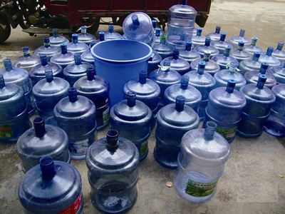 某桶装饮用水检测不合格,根本原因在哪?